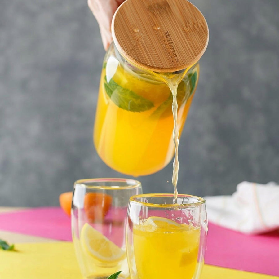 Wilmax Krug 1000 ml mit Bambusdeckel Transparent Thermoglas – Anwendungs- oder Detailansicht; Lieferumfang: 1 Stück
