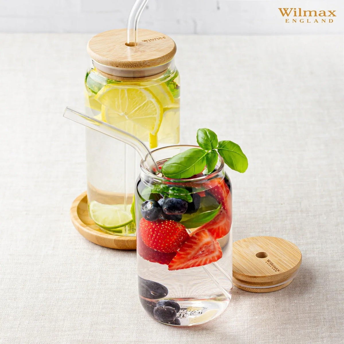 Wilmax Glasbecher 500 ml mit Deckel und Trinkhalm Transparent – Anwendungs- oder Detailansicht; Lieferumfang: 1 Stück