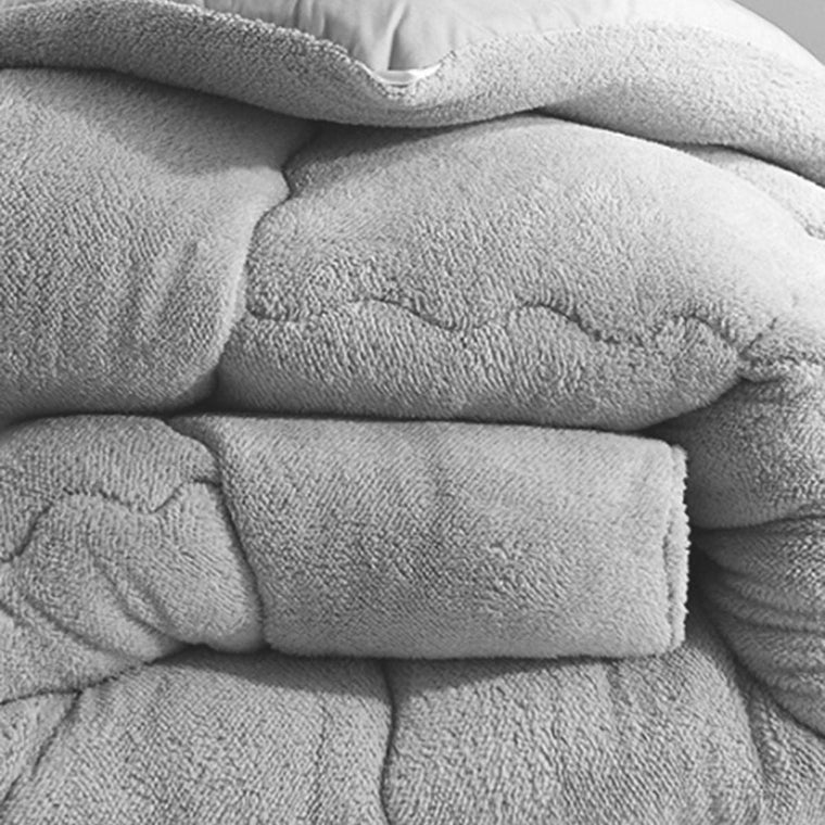 HELDENA Wellsoft Bettdecke Grau – Detailansicht