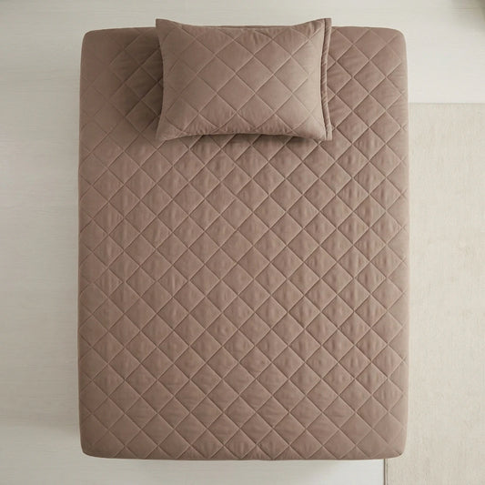 Braune Matratzenauflage gesteppt mit Spannbezug für Schlafzimmer und Gästezimmer