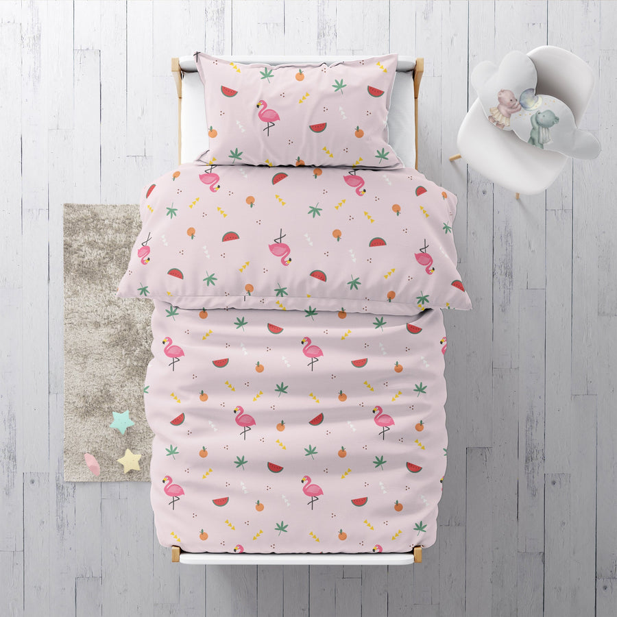 Frisch bezogenes Kinderbett von oben: Flamingo- und Frucht-Motiv „Flamingo" in Rosa