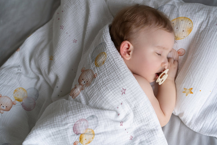 Kind schläft in weicher Kinderbettwäsche „Bärchen" mit Bären-Motiv
