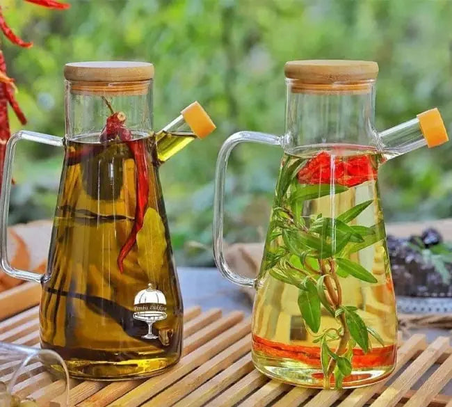 Wilmax Ölflasche 900 ml mit Ausgießer und Filter Transparent Glas – Anwendungs- oder Detailansicht; Lieferumfang: 1 Stück
