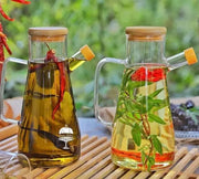 Wilmax Ölflasche 900 ml mit Ausgießer und Filter Transparent Glas – Anwendungs- oder Detailansicht; Lieferumfang: 1 Stück