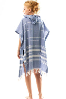 Detailansicht des blauen HELDENA Peshtemal Ponchos aus 100% Baumwolle in Größe S/M