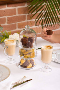 Drei Servierschalen aus Glas mit Haube für Buffet Gäste und Dessert