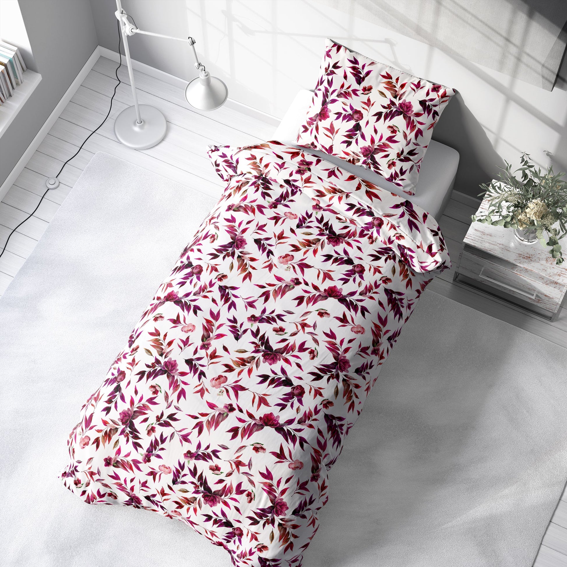 Bett von oben mit Bettwäsche „Pinke Blätter", florales Blättermotiv in Rosa