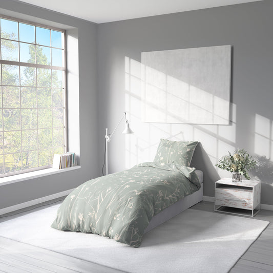 Schlafzimmer mit Boho-Bettwäsche „Grüne Wiese", beige Blüten auf grünem Grund