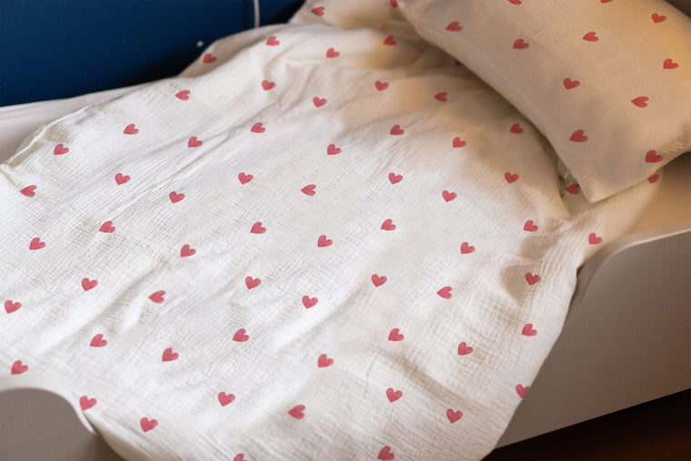 Kinder im Bett mit Kinderbettwäsche „Love", verspieltes Herzchen-Design