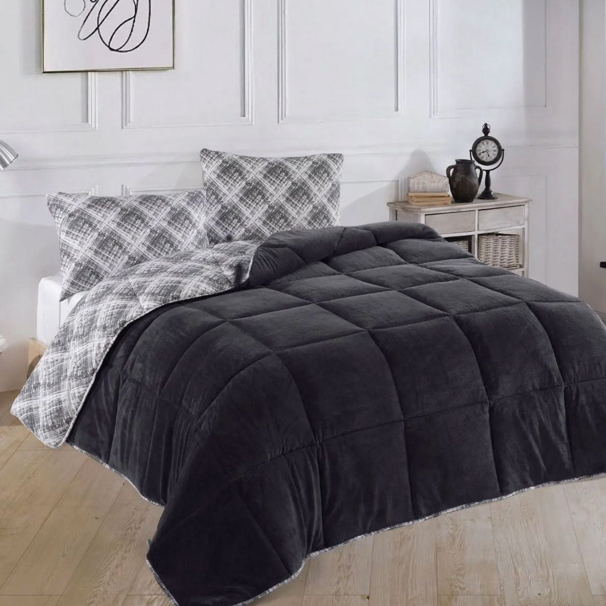 Schwarze Tagesdecke und Bettdecke fuer gepflegte Schlafzimmer Optik