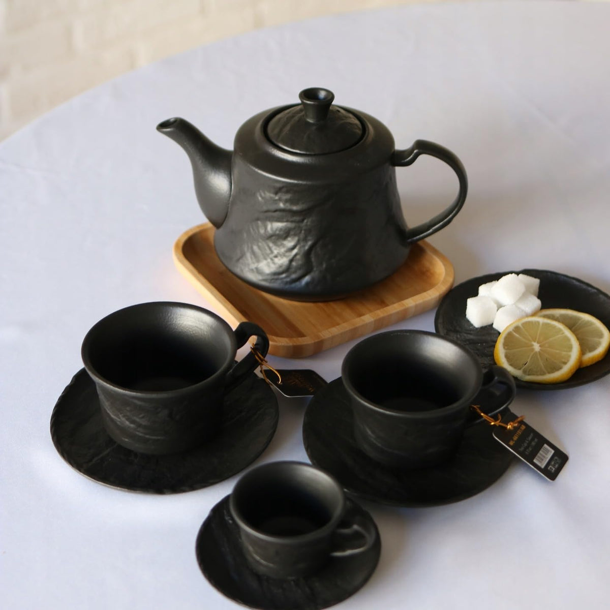 Wilmax Tasse mit Untertasse 180 ml 2er-Set Schwarz Porzellan – Anwendungs- oder Detailansicht; Lieferumfang: 2 Tassen mit 2 Untertassen
