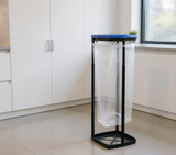HELDENA Müllsackständer 120 L – heller Hauswirtschaftsraum mit blauem Deckel