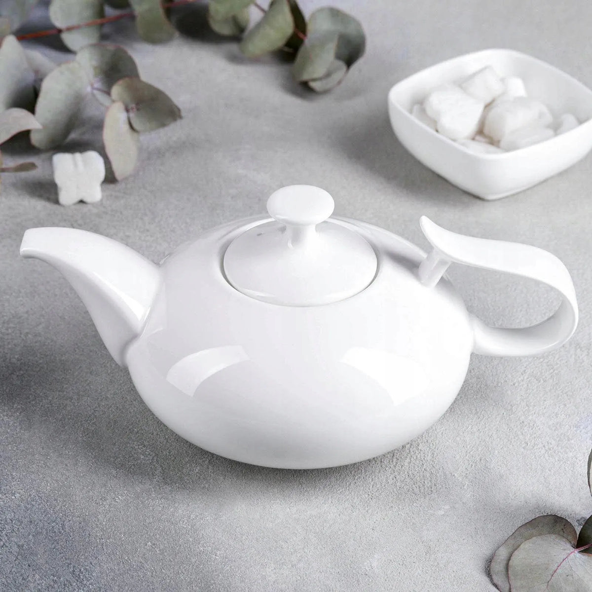 Wilmax Kaffee- und Teekanne mit Ausgusssieb 1150 ml Weiß Porzellan – Anwendungs- oder Detailansicht; Lieferumfang: 1 Stück