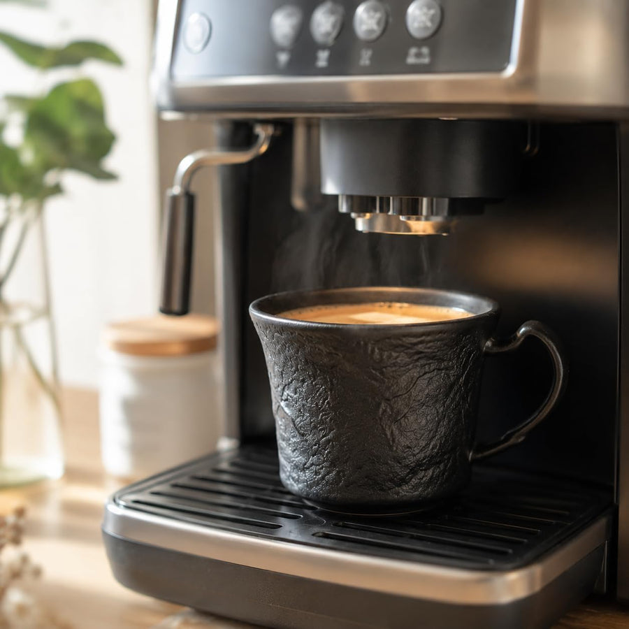 Wilmax Tasse mit Untertasse 250 ml 2er-Set Schwarz Porzellan – Anwendungs- oder Detailansicht; Lieferumfang: 2 Tassen mit 2 Untertassen