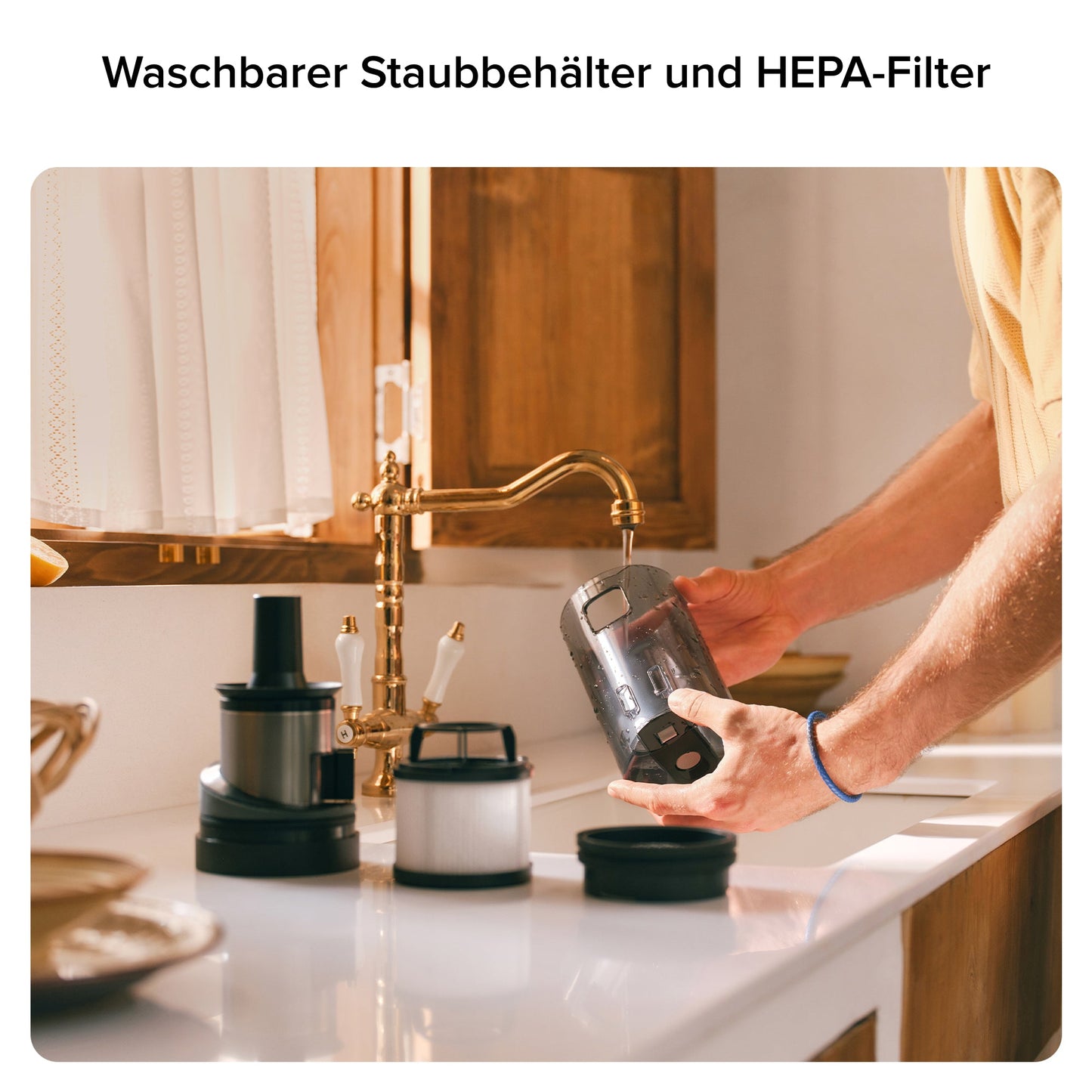 Roborock H60 Ultra schwarzer Akkusauger mit grünem LED-Licht auf Hartboden