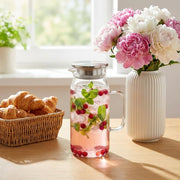 Wilmax Krug 1000 ml mit Edelstahldeckel Transparent Thermoglas – Anwendungs- oder Detailansicht; Lieferumfang: 1 Stück