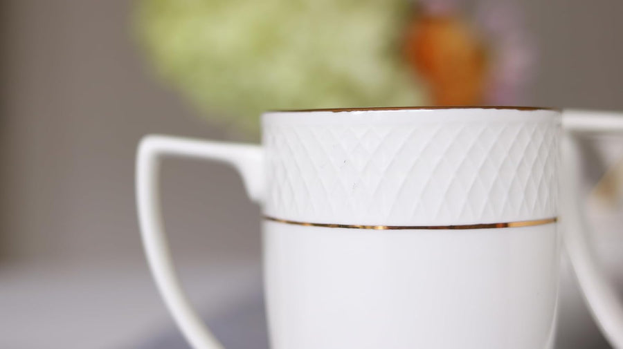 Wilmax Tasse 450 ml 4er-Set Weiß mit goldfarbenem Dekor Porzellan – Anwendungs- oder Detailansicht; Lieferumfang: 4 Stück