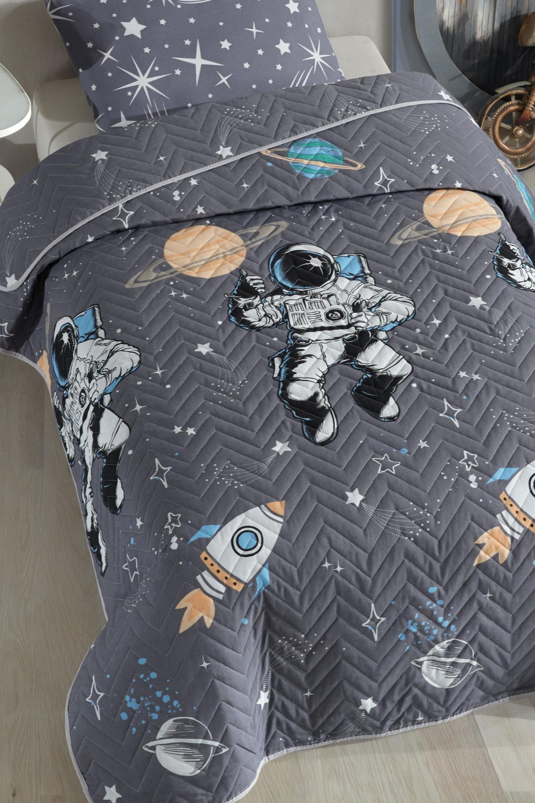 HELDENA Astronaut Piqué-Set – Tagesdecke 160×230 cm mit Kissenbezug 50×70 cm