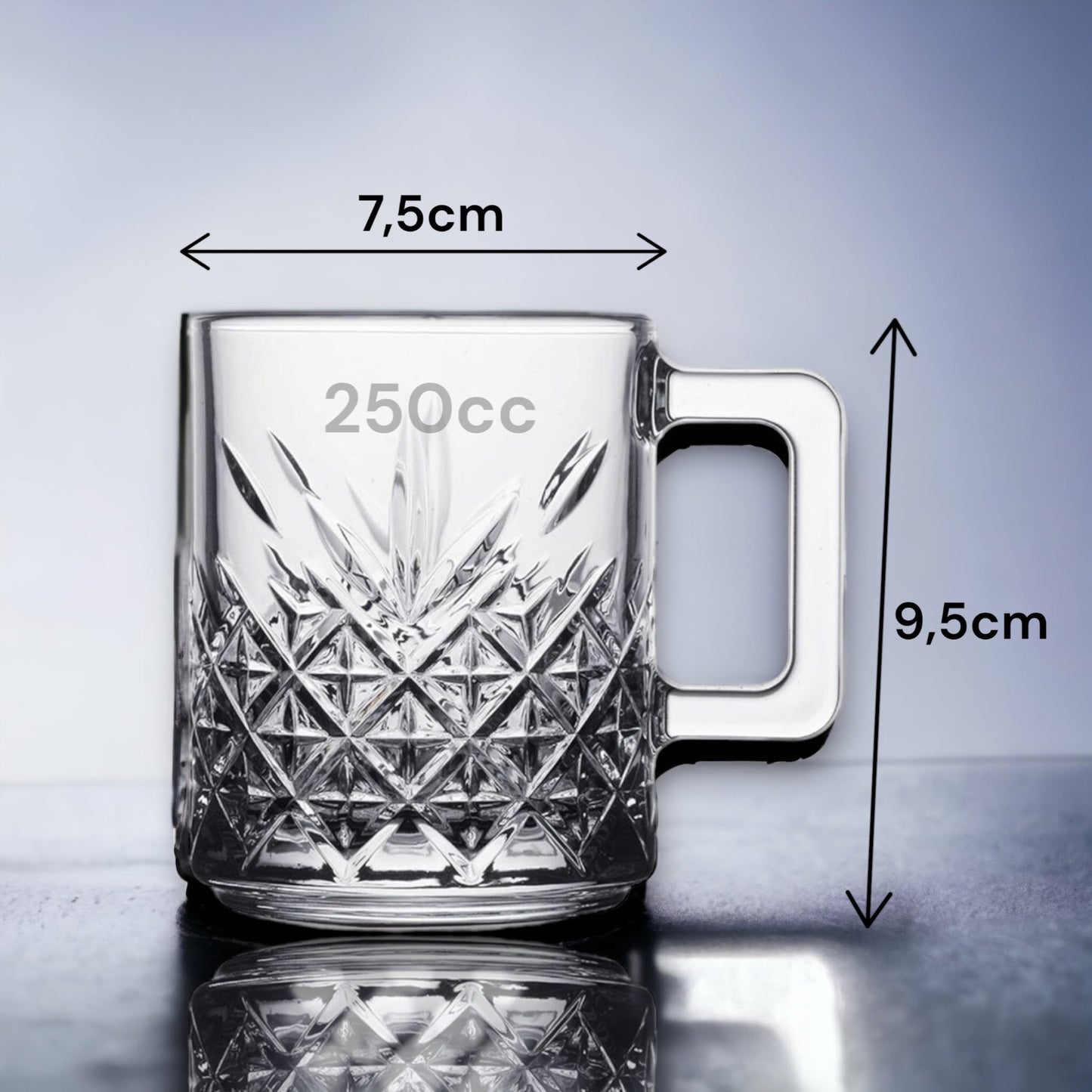 Vintage Glas-Mug mit Facettenschliff für stilvolle Getränkeservierung