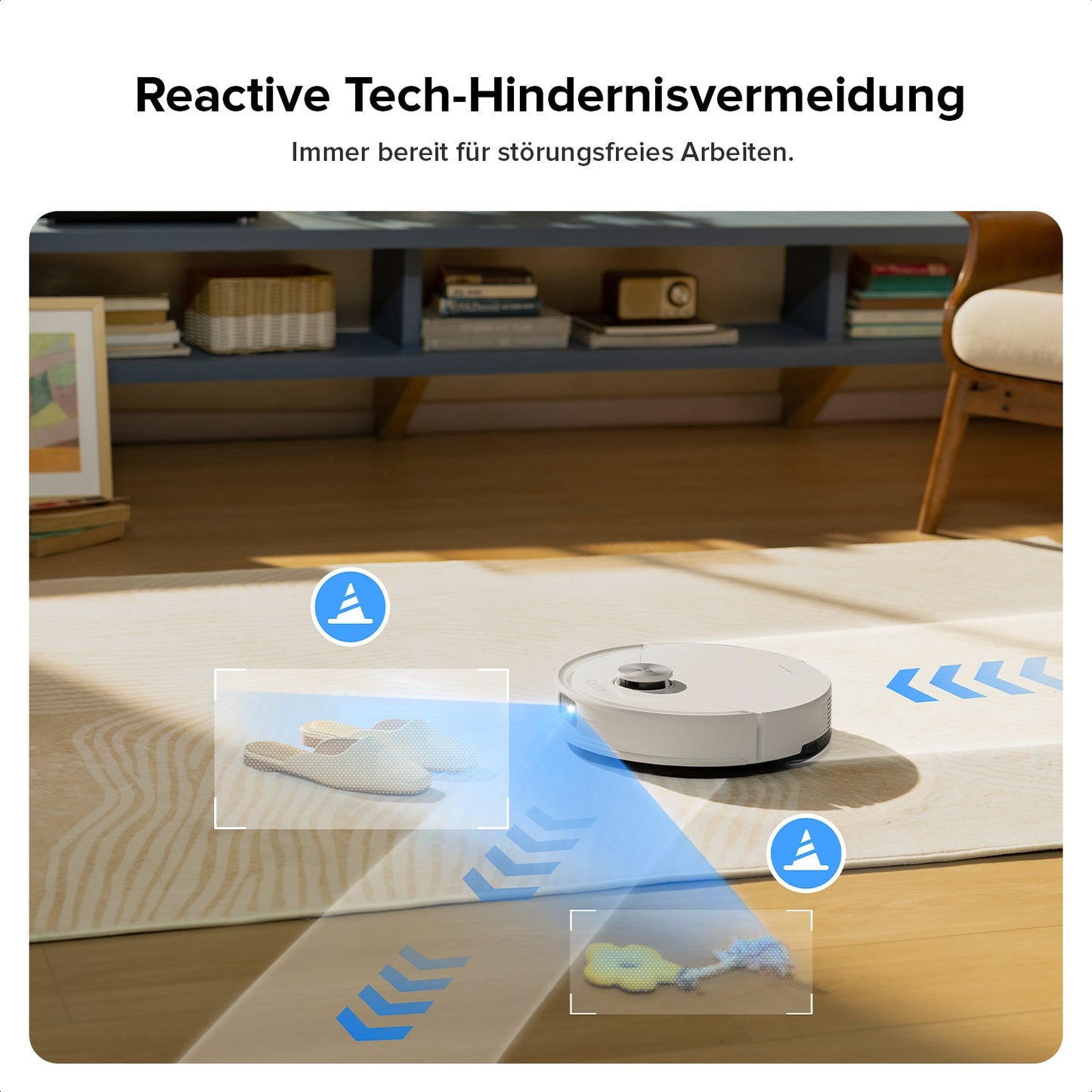 Roborock Q10 S5 weißer Saugroboter mit Moppmodul auf Parkett im Wohnraum