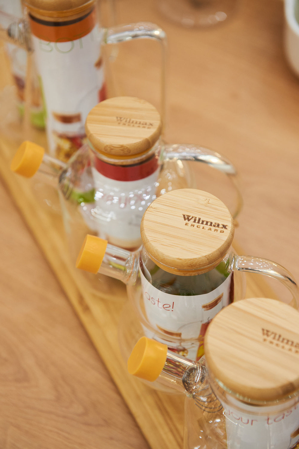 Wilmax Ölflasche 450 ml mit Ausgießer und Filter Transparent Glas – Anwendungs- oder Detailansicht; Lieferumfang: 1 Stück
