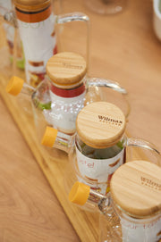 Wilmax Ölflasche 450 ml mit Ausgießer und Filter Transparent Glas – Anwendungs- oder Detailansicht; Lieferumfang: 1 Stück