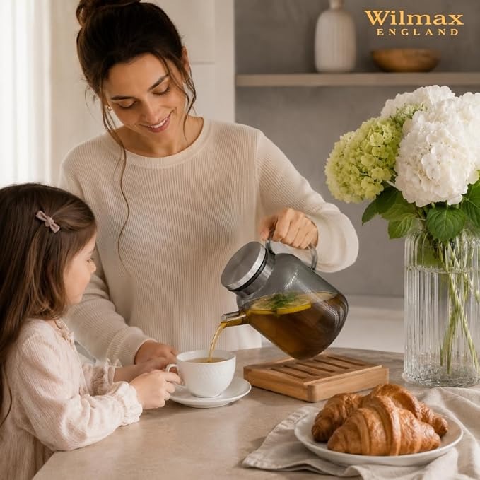 Wilmax Teekanne 1600 ml mit Federfilter und mit Edelstahldeckel Rauchgrau Thermoglas – Anwendungs- oder Detailansicht; Lieferumfang: 1 Stück