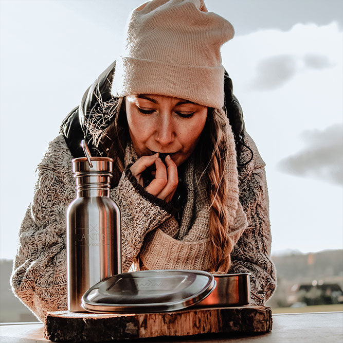 HELDENA Trinkflasche mit Bambusdeckel für moderne Küche und Outdoor Nutzung