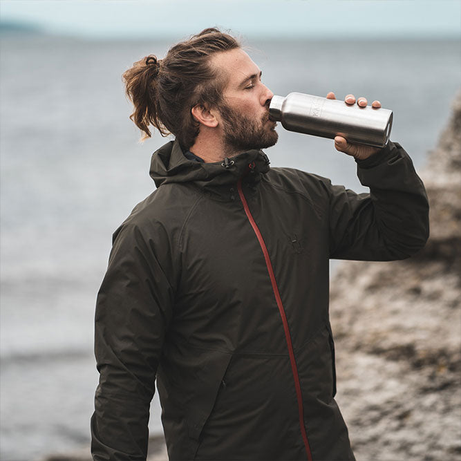 HELDENA Isolierflasche mit Bambusdeckel für moderne Küche und Outdoor Nutzung
