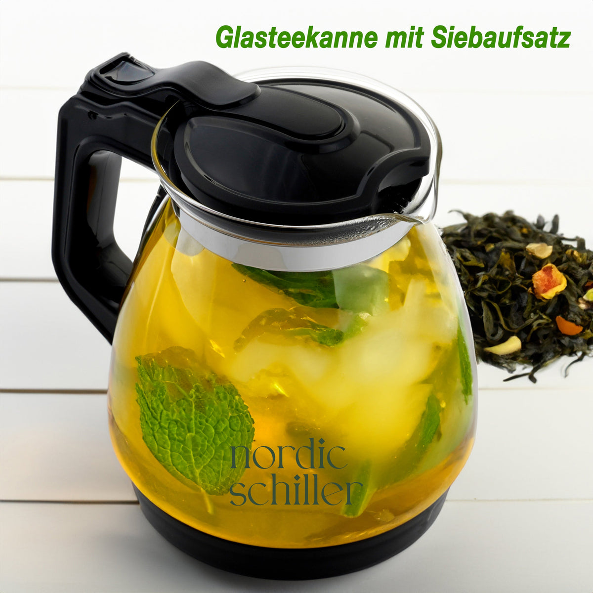 Glas-Teekanne mit Edelstahl-Sieb beim Aufgießen