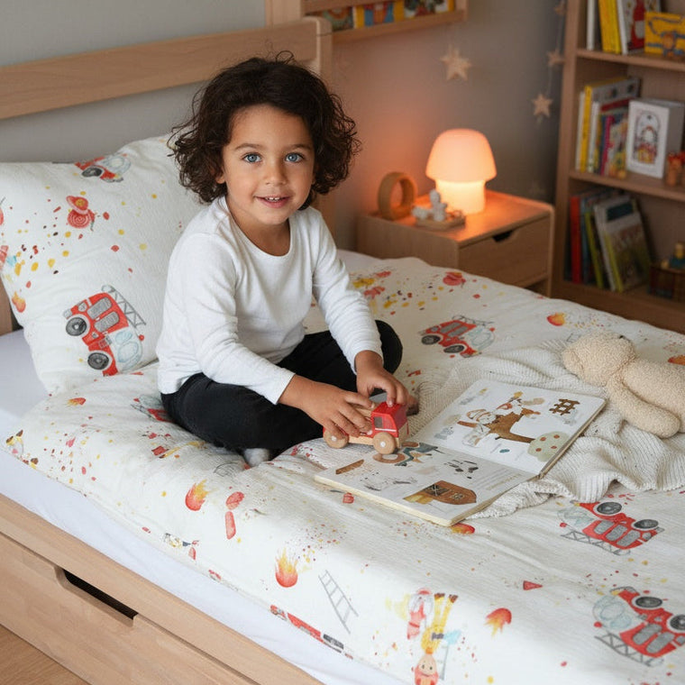 Kinderbett mit Feuerwehr-Bettwäsche „Feuerwehr" im Kinderzimmer