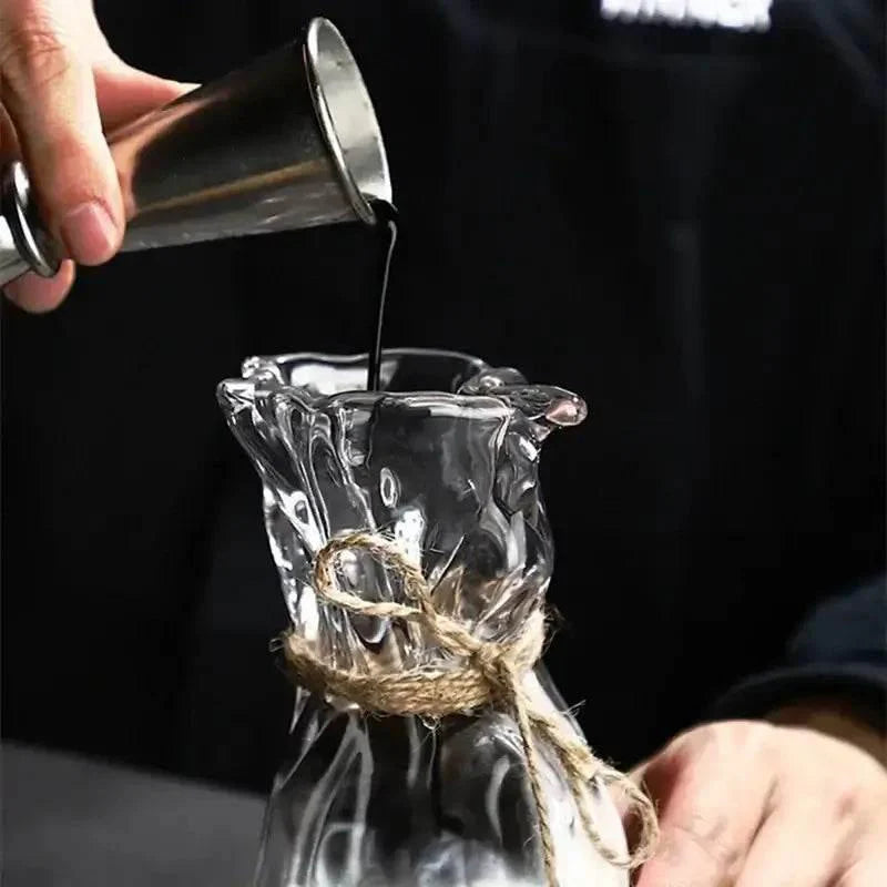 Transparentes Cocktailglas in dekorativer Karaffenform für stilvolle Tischkultur