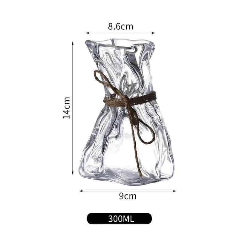 Modernes Glasdesign mit transparenter Karaffenform für stilvolle Getränke