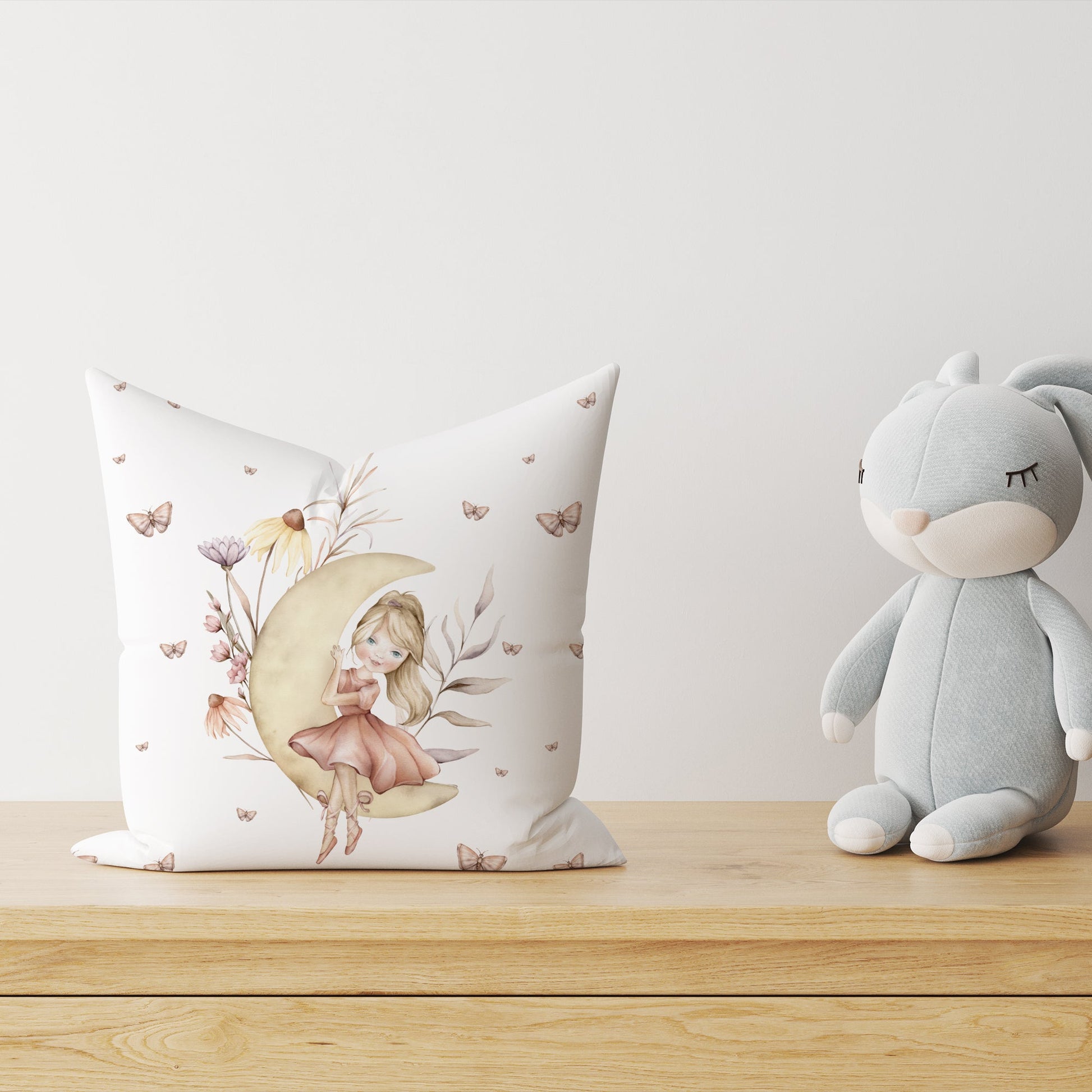 Dekokissen „Sweet Ballerina" mit zarter Ballerina am Mond, fürs Kinderzimmer