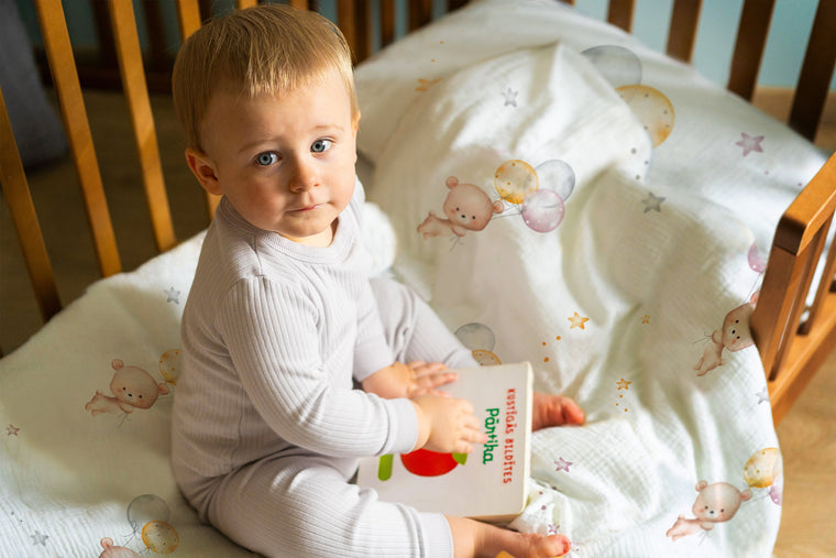 Junge im Bett mit Kinderbettwäsche „Bärchen" mit Bären und Luftballons