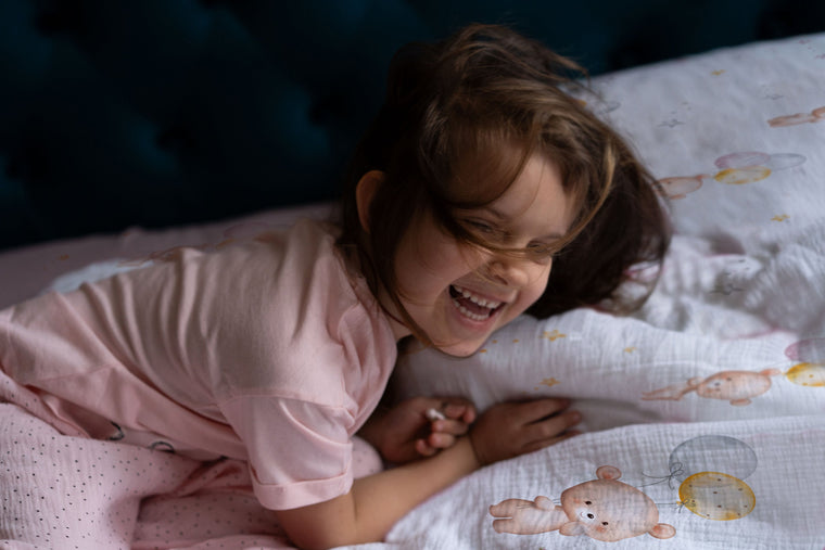 Mädchen im Bett mit Kinderbettwäsche „Bärchen", Bärchen mit Luftballons