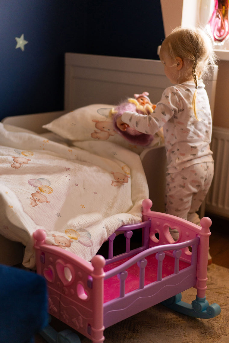Mädchen kuschelt im Bett mit Bärchen-Kinderbettwäsche „Bärchen"