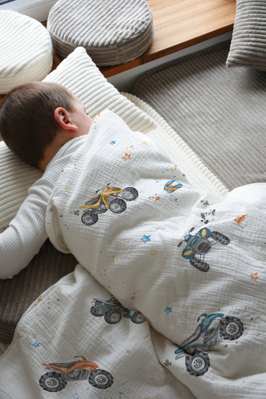 LESLIS Kinderbettwäsche „Quads" – Junge im Bett, Musteransicht der Bettdecke