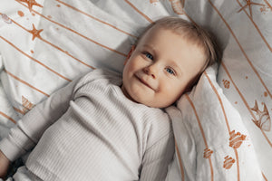 LESLIS Kinderbettwäsche „Kleine Seesterne" – Junge im Bett, Musteransicht der Bettdecke