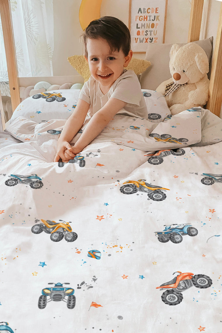LESLIS Kinderbettwäsche „Quads" – Junge im Kinderbett mit Quad-Motiv
