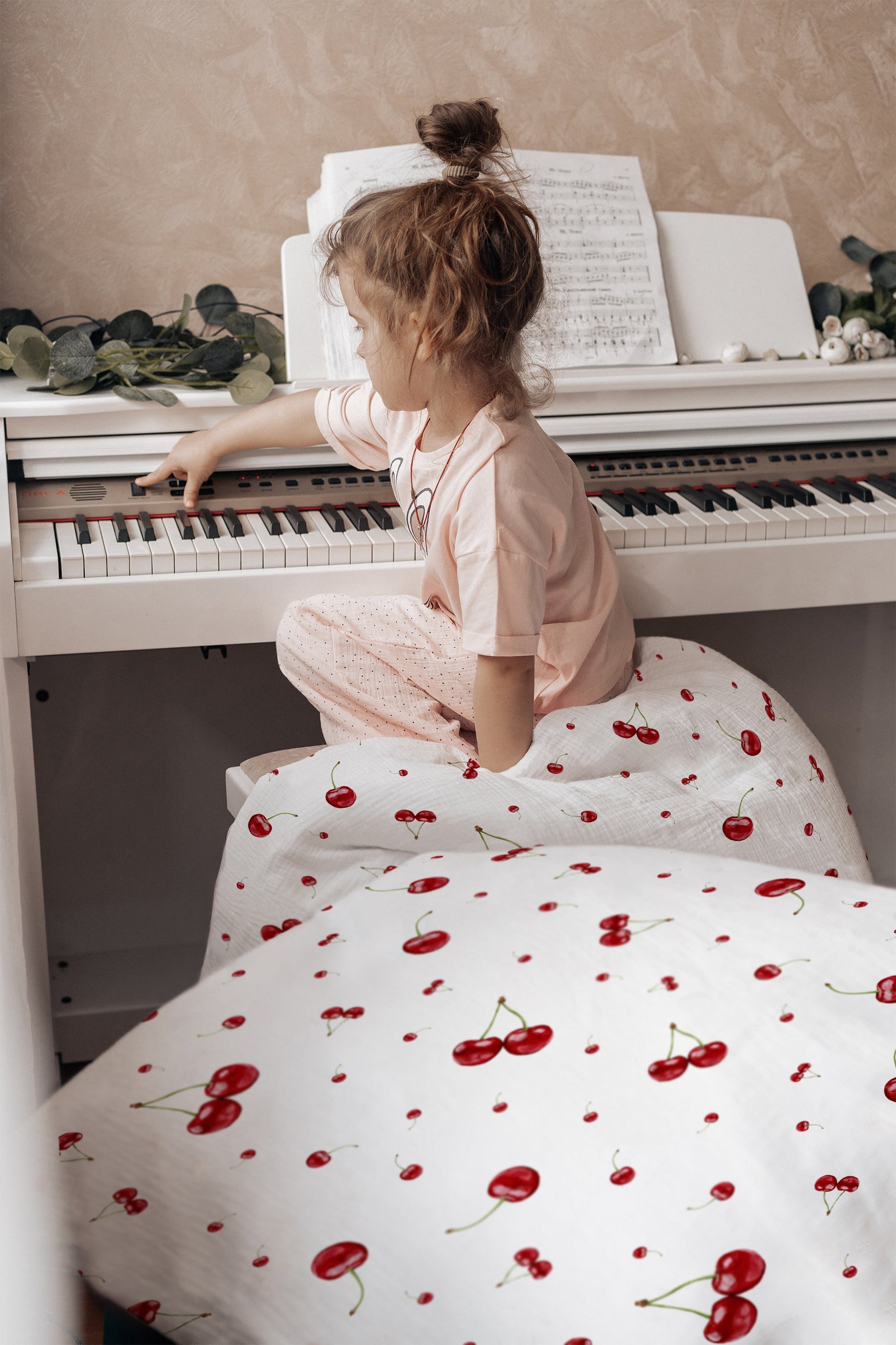 Kind im Bett mit Kinderbettwäsche „Kirschen", sommerliches Kirschen-Design