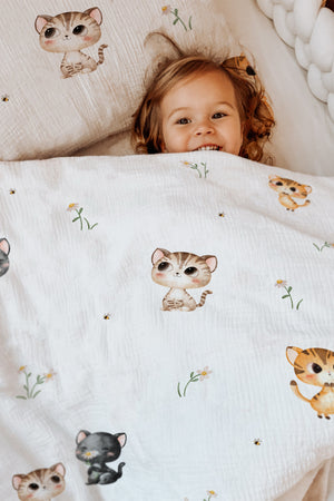 LESLIS Kinderbettwäsche „Katzen" – Mädchen im Bett, Musteransicht der Bettdecke