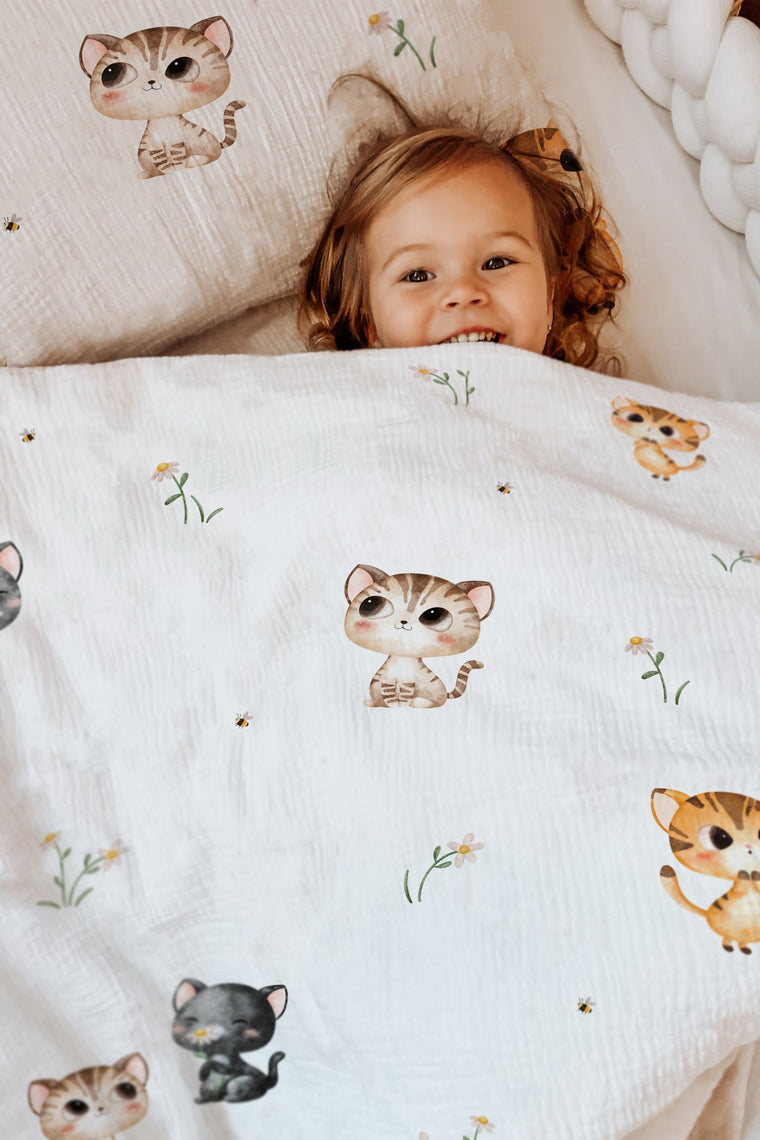 LESLIS Kinderbettwäsche „Katzen" – Mädchen im Bett, Musteransicht der Bettdecke