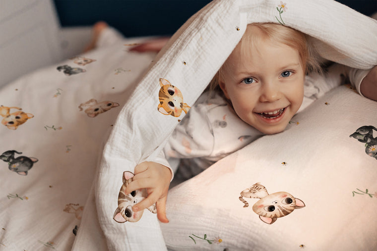 LESLIS Kinderbettwäsche „Katzen" – Mädchen im Kinderbett mit Katzen-Motiv