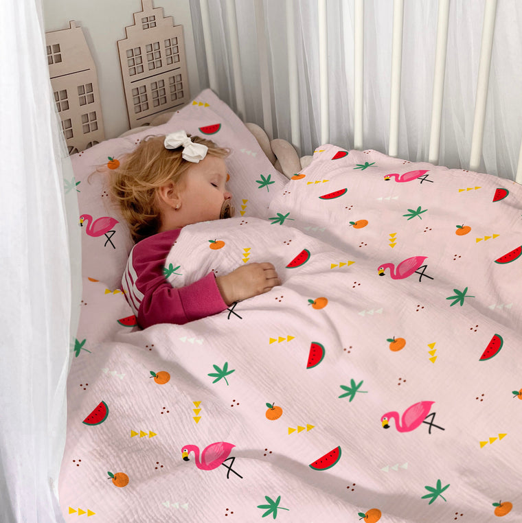 Kinderzimmer-Szene mit Mädchen und Kinderbettwäsche „Flamingo", Sommermotiv