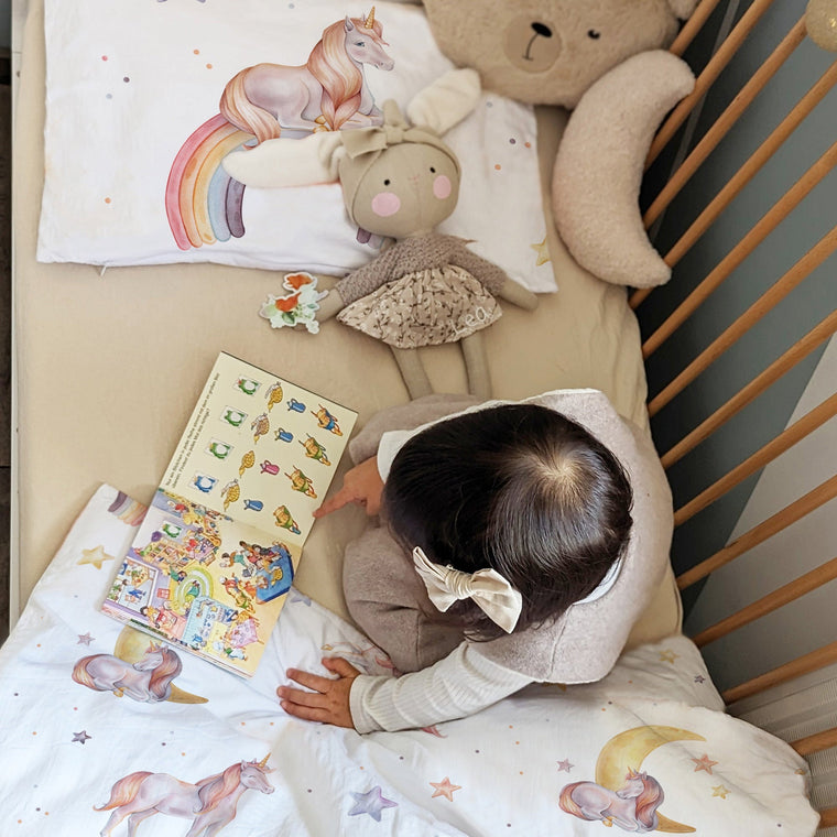 LESLIS Kinderbettwäsche „Regenbogen Einhorn" – Mädchen im Kinderbett, Einhorn-Motiv im Detail