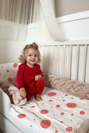 LESLIS Kinderbettwäsche „Himbeeren" – Mädchen im Kinderbett mit Himbeer-Motiv