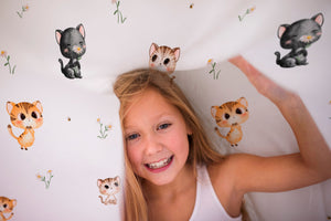 LESLIS Kinderbettwäsche „Katzen" – Mädchen im Kinderbett, Katzen-Motiv im Detail