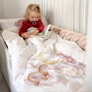 Mädchen im Bett mit Kinderbettwäsche „Sternen Einhorn", Einhörner und Sterne