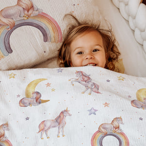 LESLIS Kinderbettwäsche „Regenbogen Einhorn" – Mädchen im Bett, Musteransicht der Bettdecke